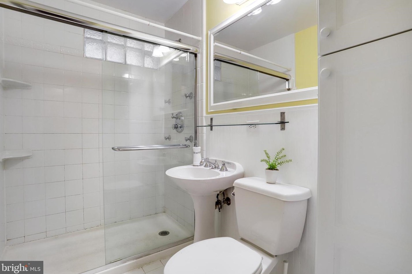 1321 Bayliss Dr, Alexandria VA 22302-3510 exterior