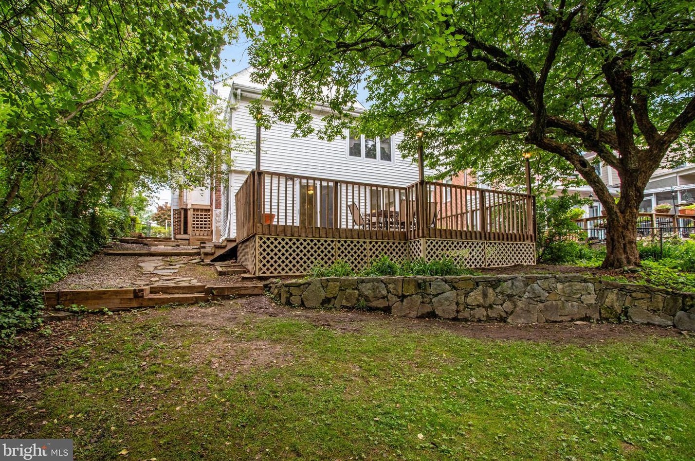 1321 Bayliss Dr, Alexandria VA 22302-3510 exterior