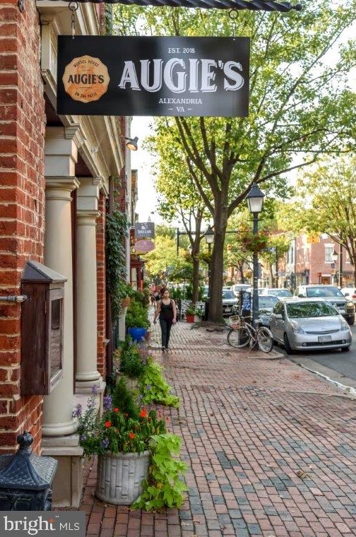 2315 Commonwealth Ave, Alexandria VA 22305-2829 exterior