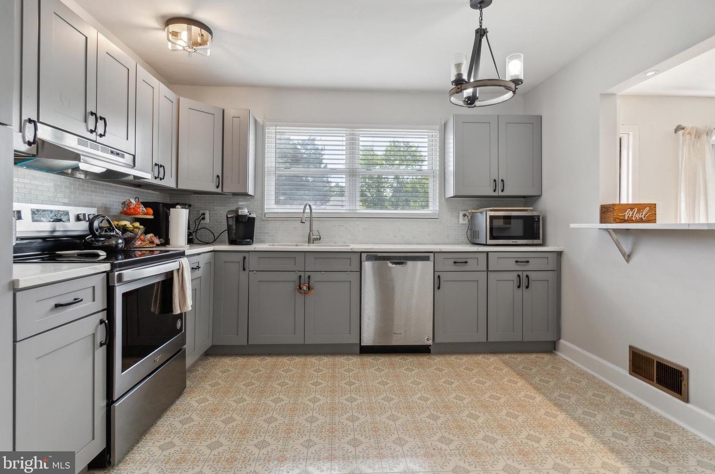 121 Jenkins St, Alexandria VA 22304-4952 exterior