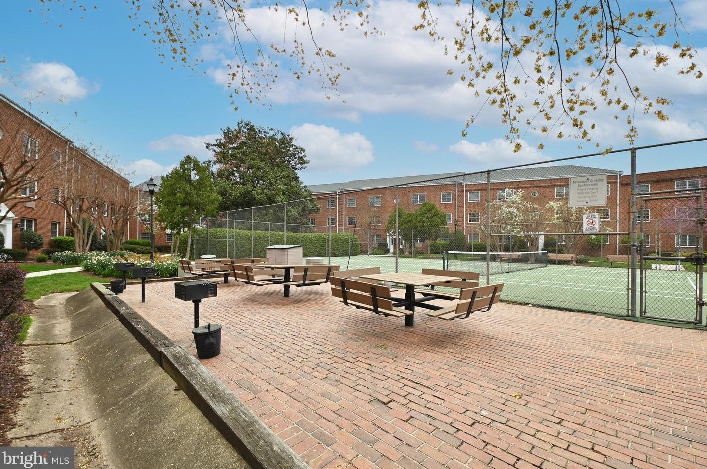 1618 Abingdon Dr, Alexandria VA 22314-1012 exterior