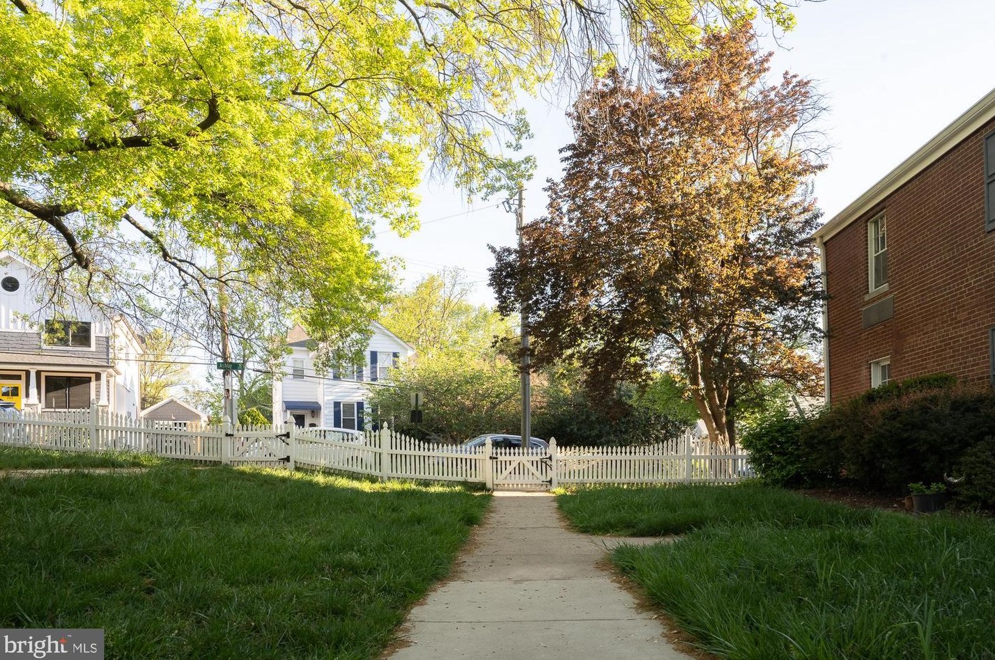 2 Auburn Ct, Alexandria VA  22305-2916 exterior