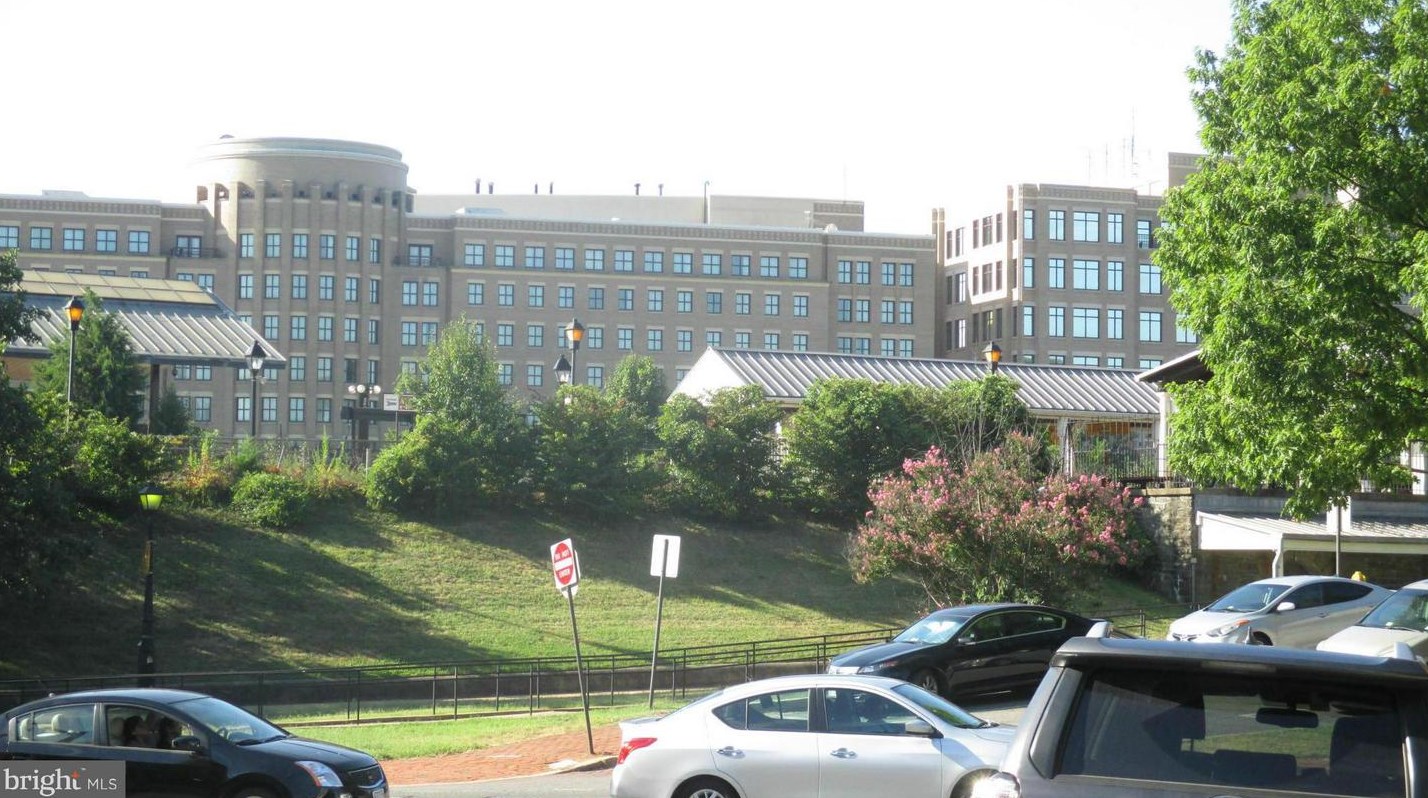 6 Sunset Dr, Alexandria VA 22301-2637 exterior