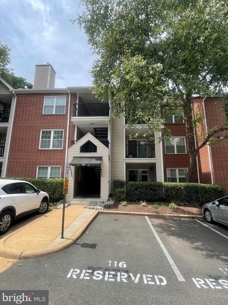 3303 Wyndham Cir, Alexandria VA 22302-4334 exterior
