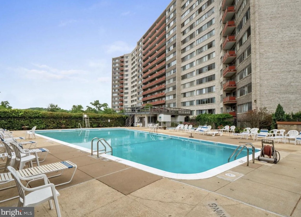 5340 Holmes Run Pkwy, Alexandria VA 22304-2835 exterior