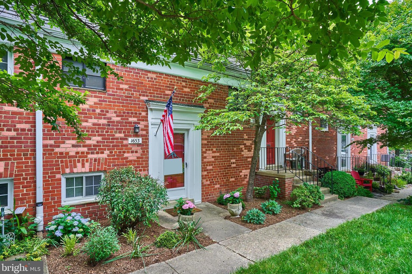 1653 Fitzgerald Ln, Alexandria VA  22302-2004 exterior