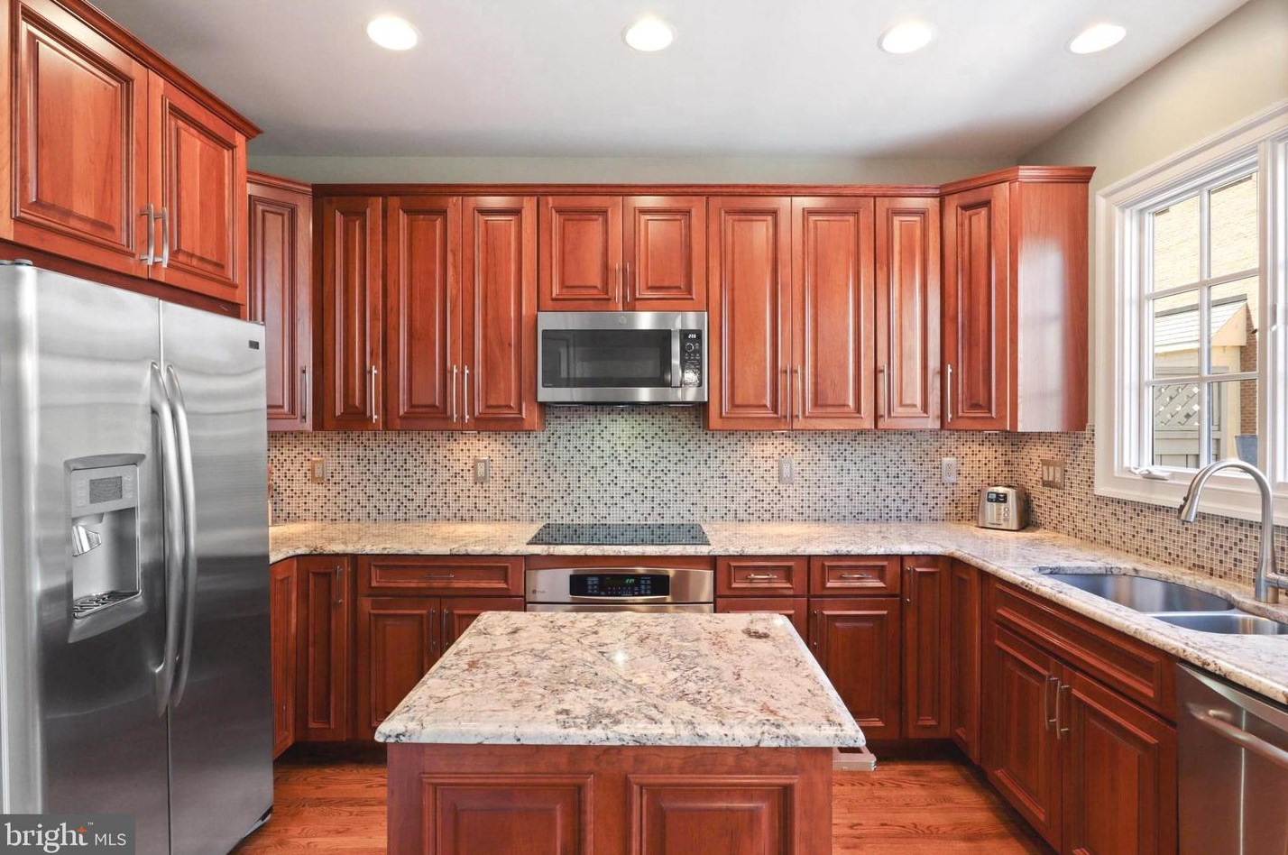 31 Alexander St, Alexandria VA 22314-3872 exterior