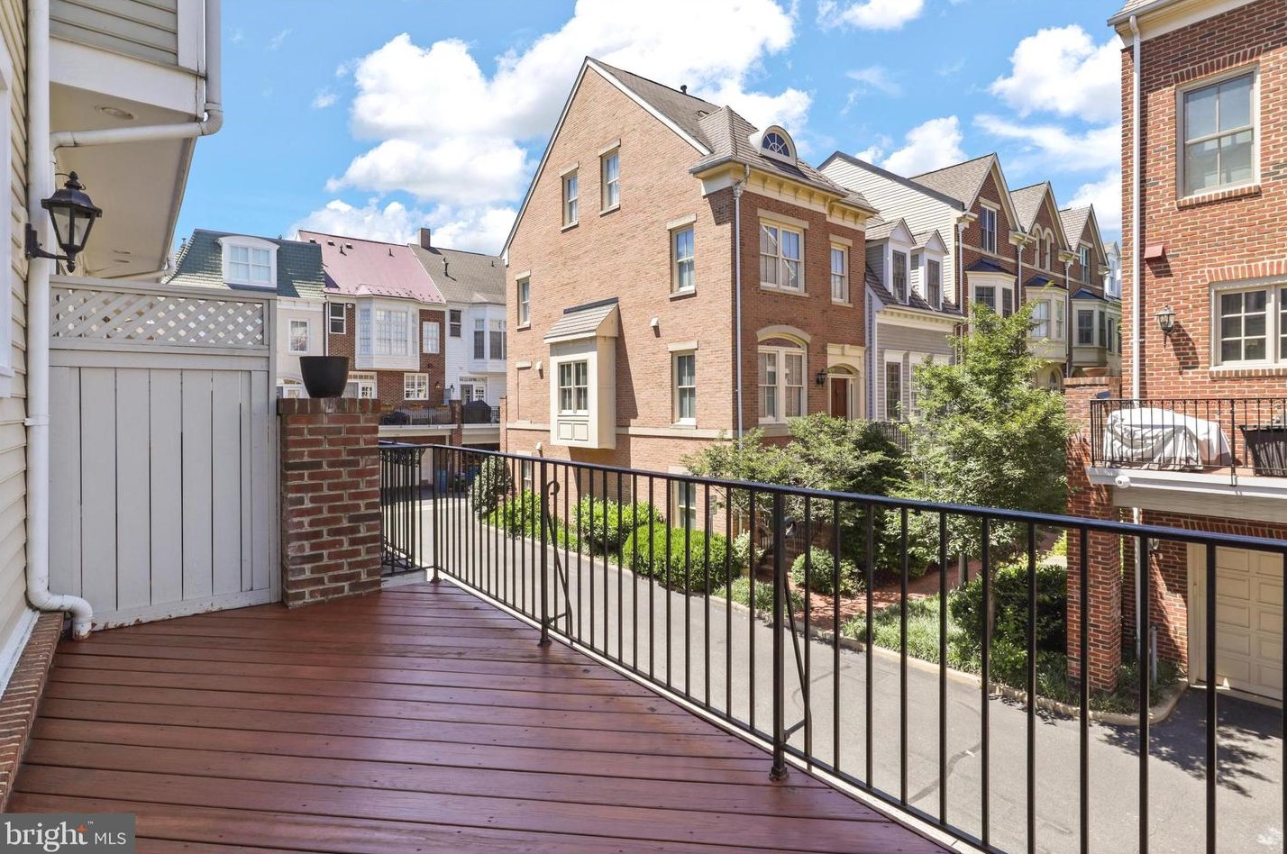 31 Alexander St, Alexandria VA 22314-3872 exterior