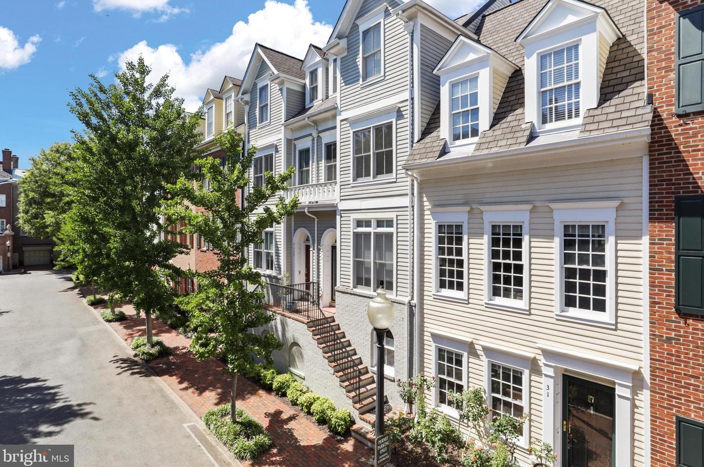 31 Alexander St, Alexandria VA 22314-3872 exterior