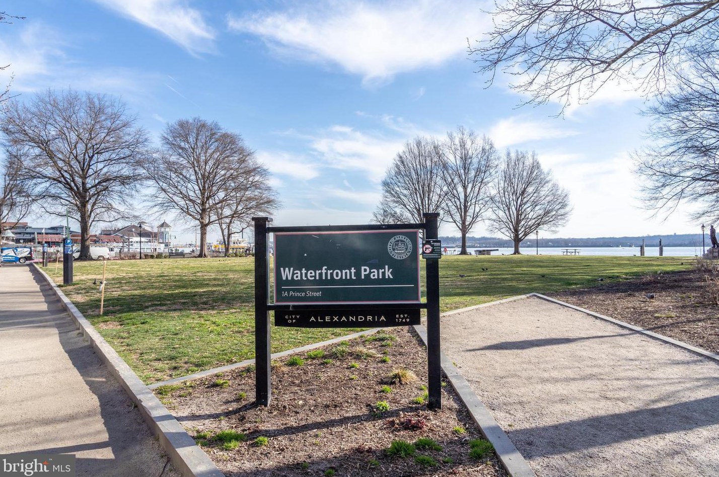 102 Prince St, Alexandria VA  22314-3312 exterior