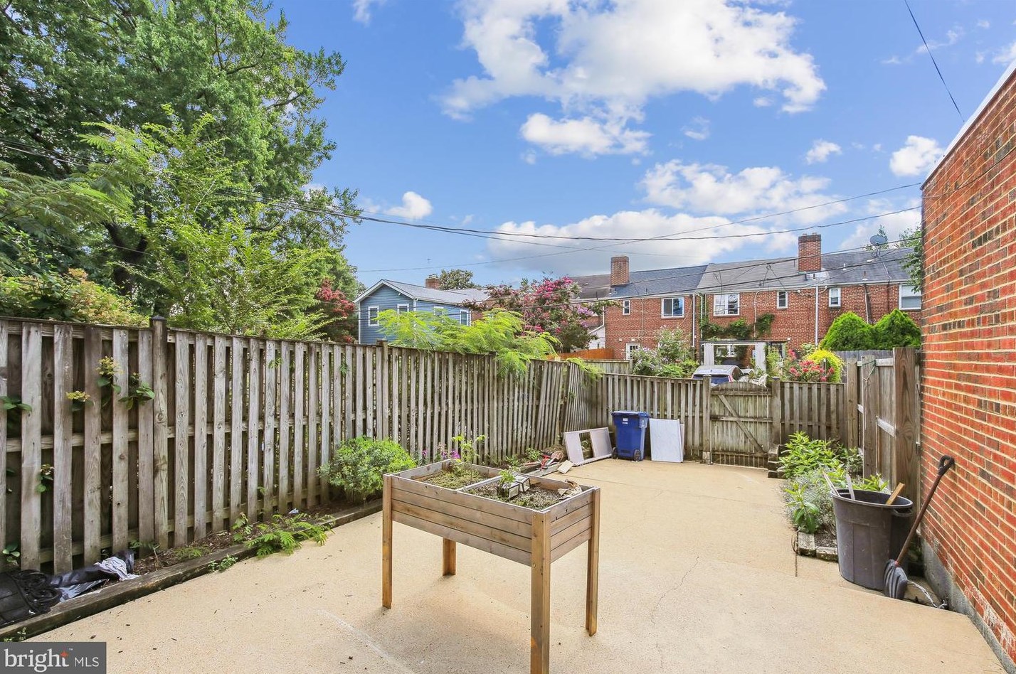 1604 Dogwood Dr, Alexandria VA  22302-2727 exterior