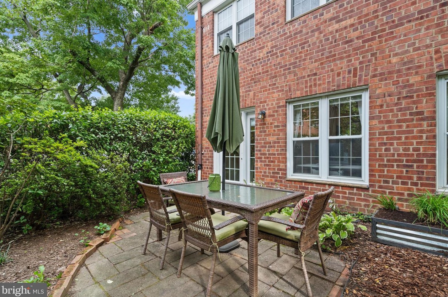 1230 Martha Custis Dr, Alexandria VA  22302-2016 exterior