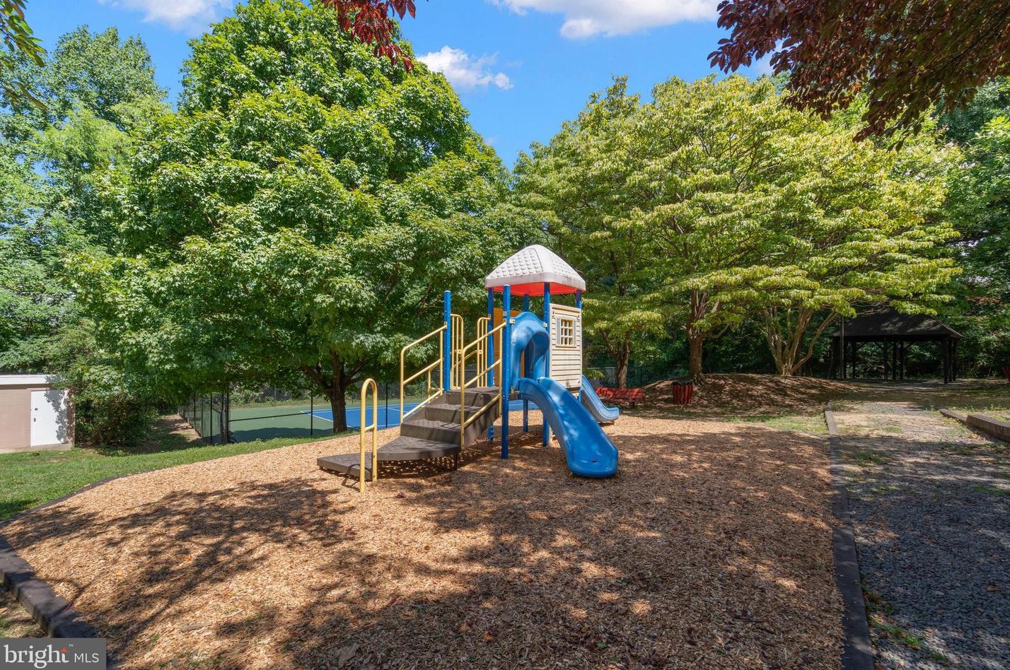 1230 Martha Custis Dr, Alexandria VA  22302-2016 exterior