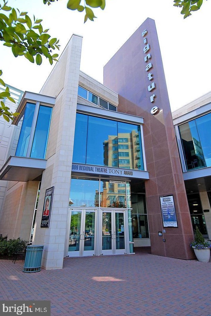 1204 Martha Custis Dr, Alexandria VA 22302-2016 exterior