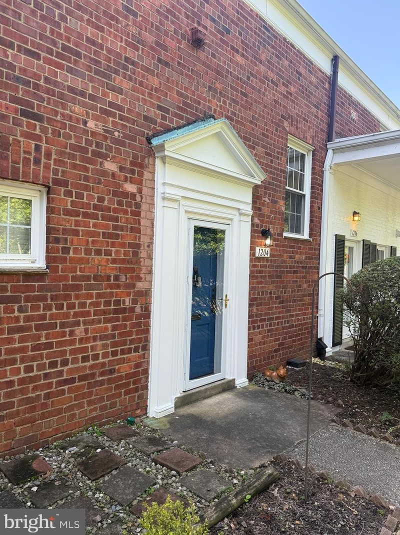 1204 Martha Custis Dr, Alexandria VA 22302-2016 exterior
