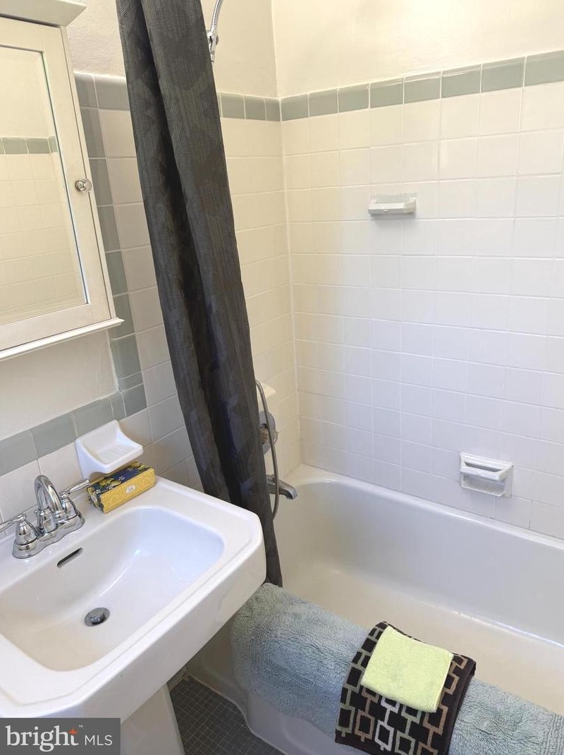 1204 Martha Custis Dr, Alexandria VA 22302-2016 exterior