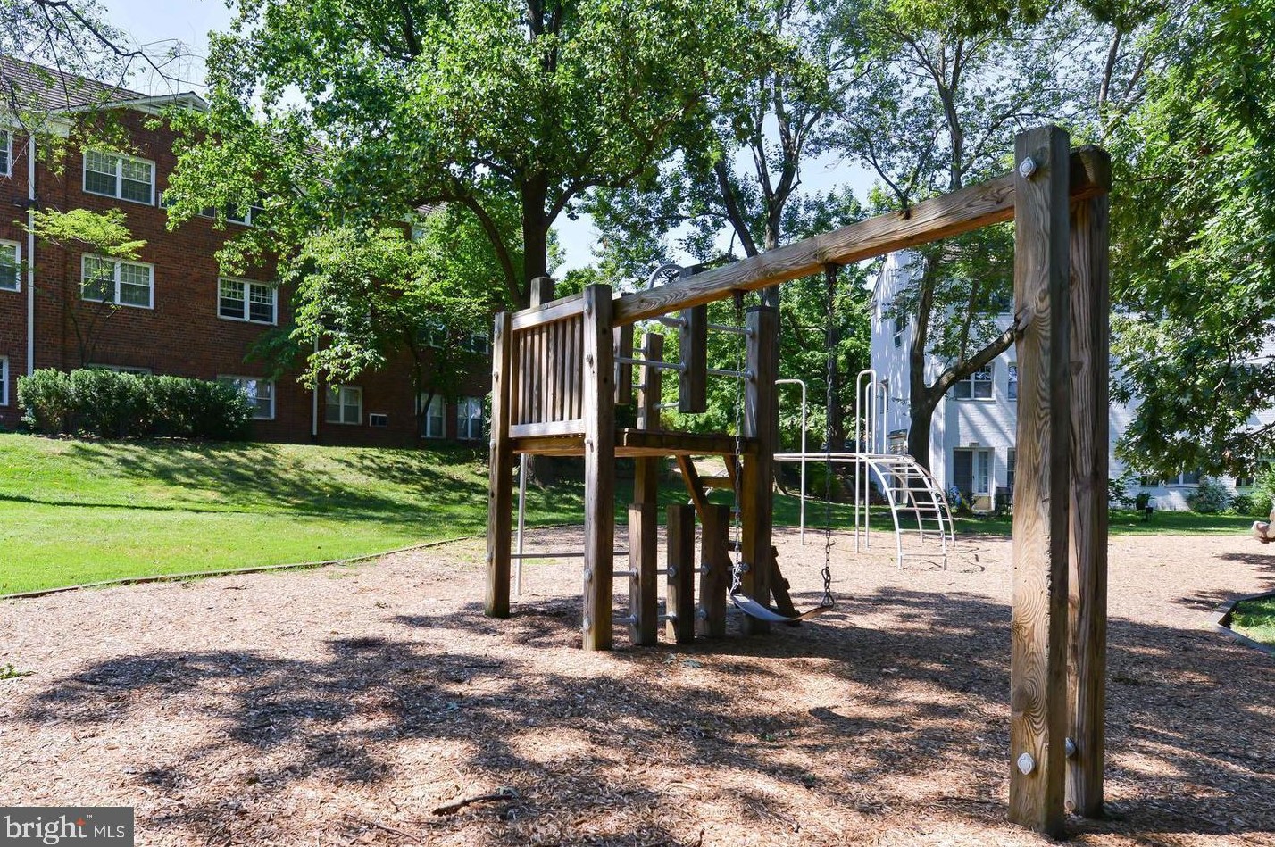 1204 Martha Custis Dr, Alexandria VA 22302-2016 exterior