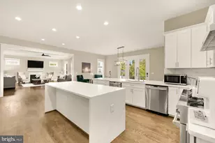 10602 Oak Pl, Fairfax, VA 22030 - Photo 13