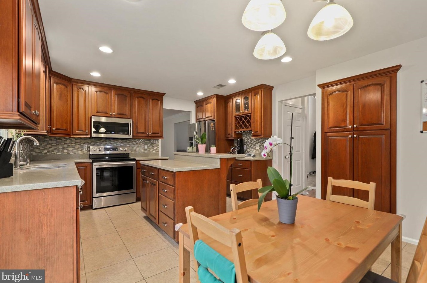 7333 Hazelwood Ct, Warrenton VA  20187-4140 exterior