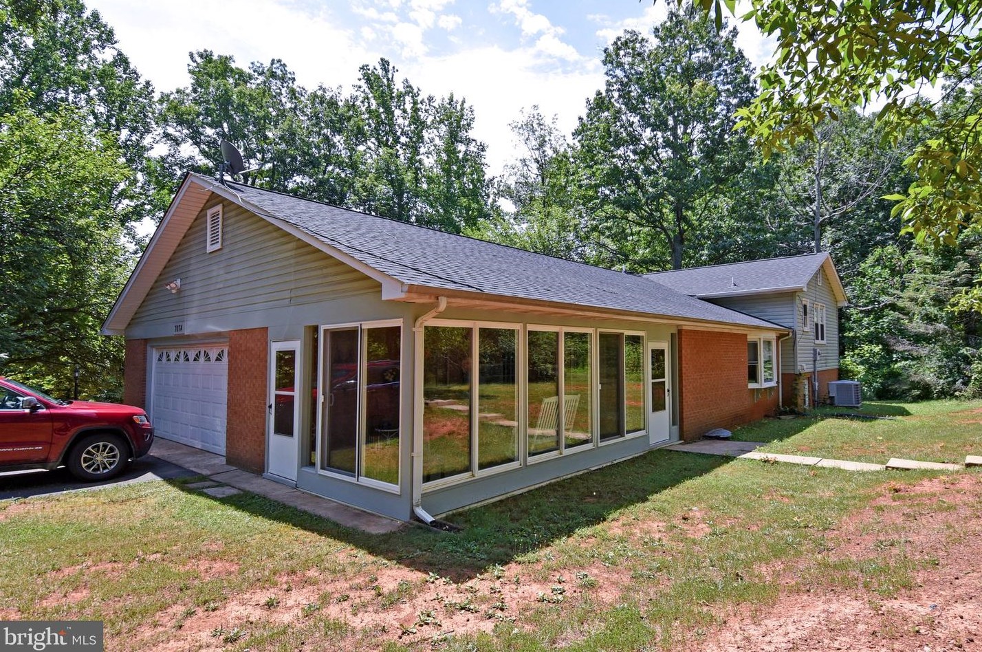 7074 Riley Rd, Warrenton VA  20187-8900 exterior