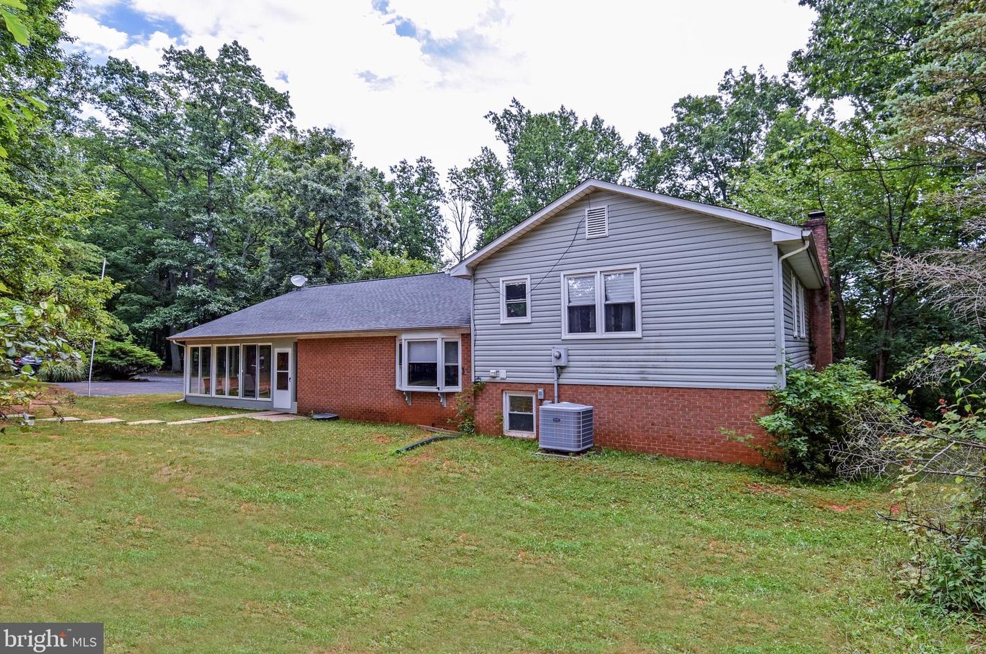 7074 Riley Rd, Warrenton VA  20187-8900 exterior