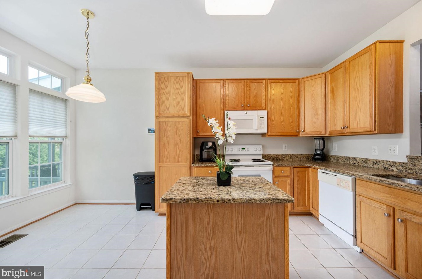 256 Sapphire Ct, Warrenton VA  20186-4340 exterior