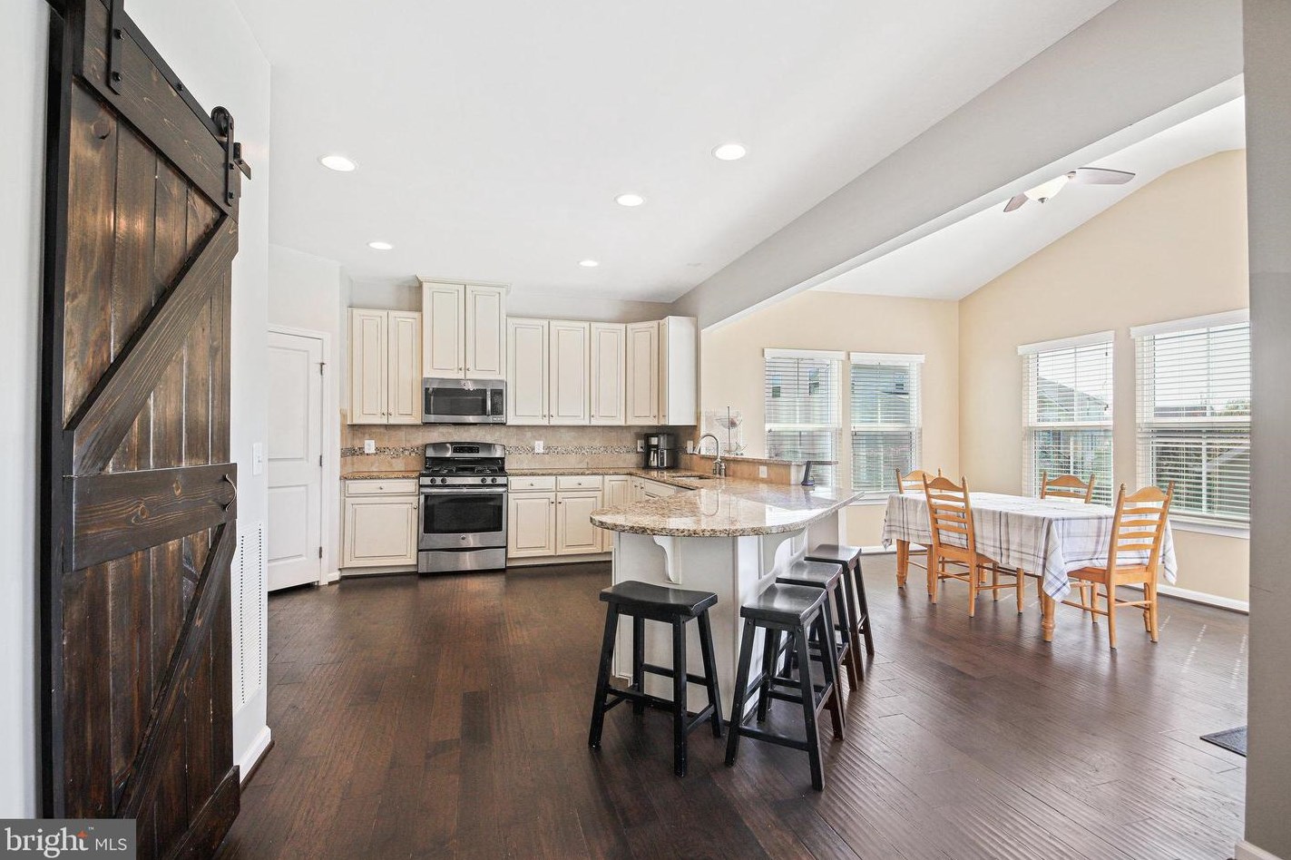 7389 Lake Willow Ct, Warrenton VA  20187-5834 exterior