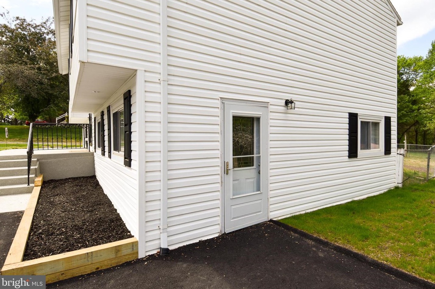 7474 Suncrest Dr, Warrenton VA  20187-9061 exterior