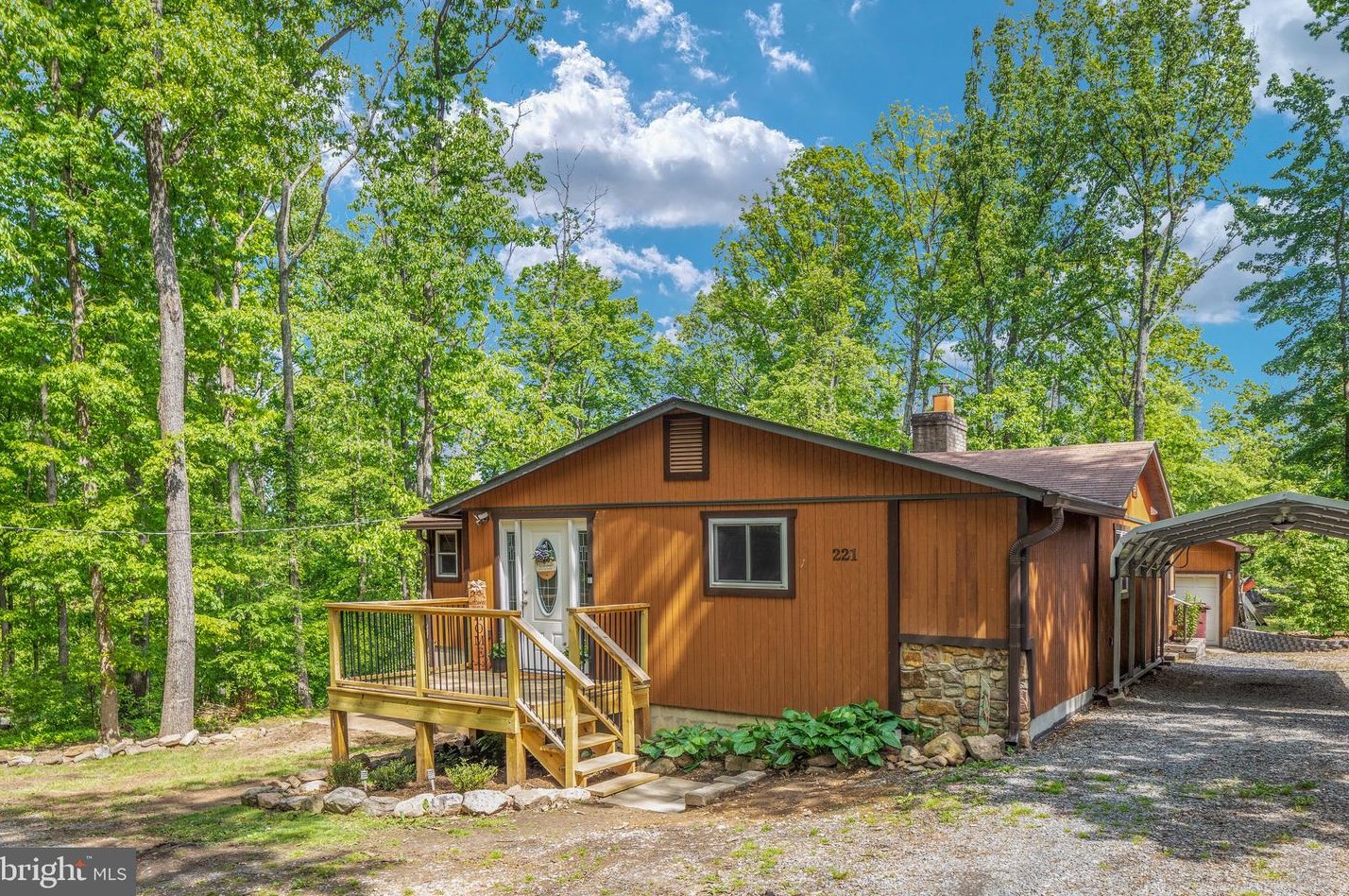 221 Graywolf Trl, Winchester VA  22602-1433 exterior