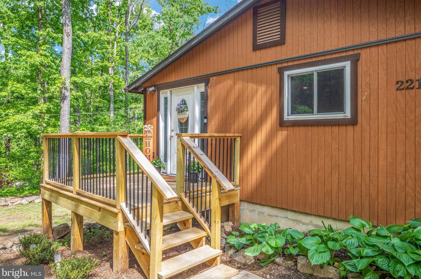 221 Graywolf Trl, Winchester VA  22602-1433 exterior