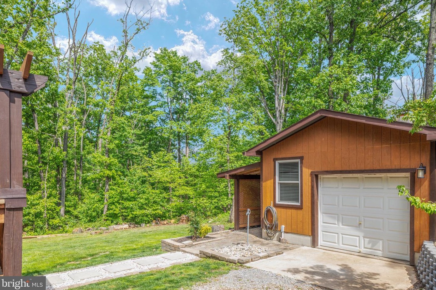 221 Graywolf Trl, Winchester VA  22602-1433 exterior