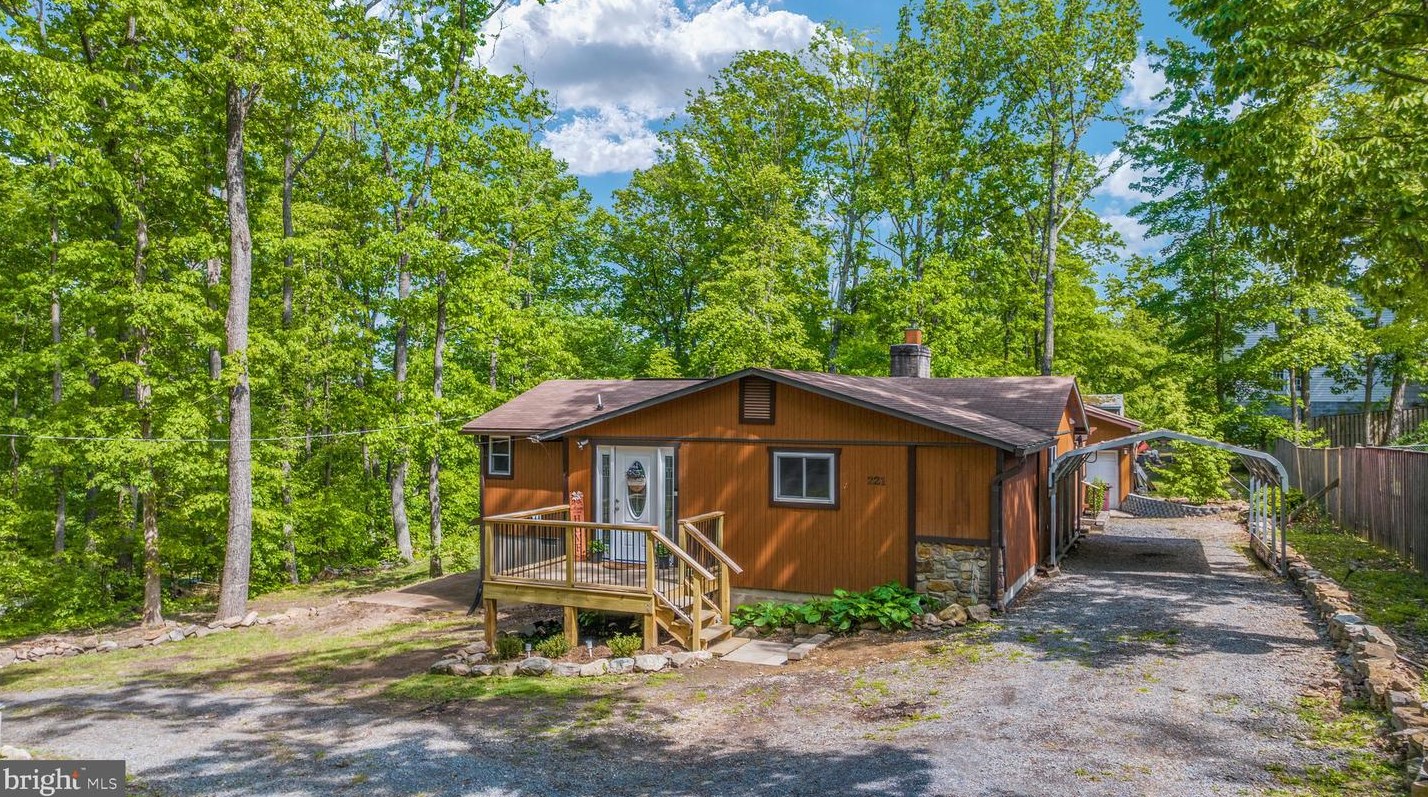 221 Graywolf Trl, Winchester VA  22602-1433 exterior