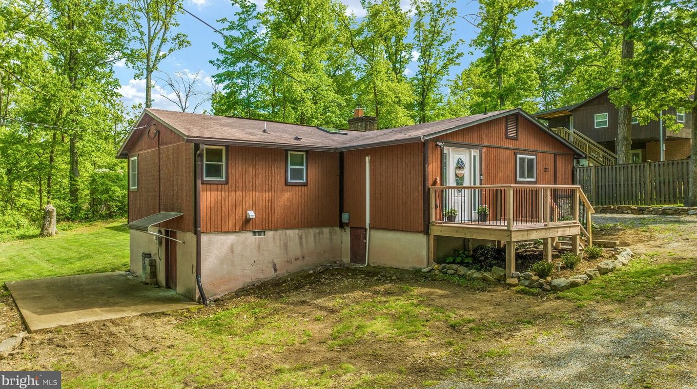 221 Graywolf Trl, Winchester VA  22602-1433 exterior