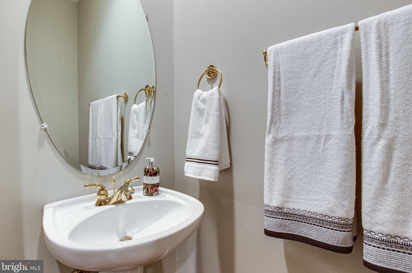 8896 Ashgrove House Ln, Vienna VA 22182-5550 exterior