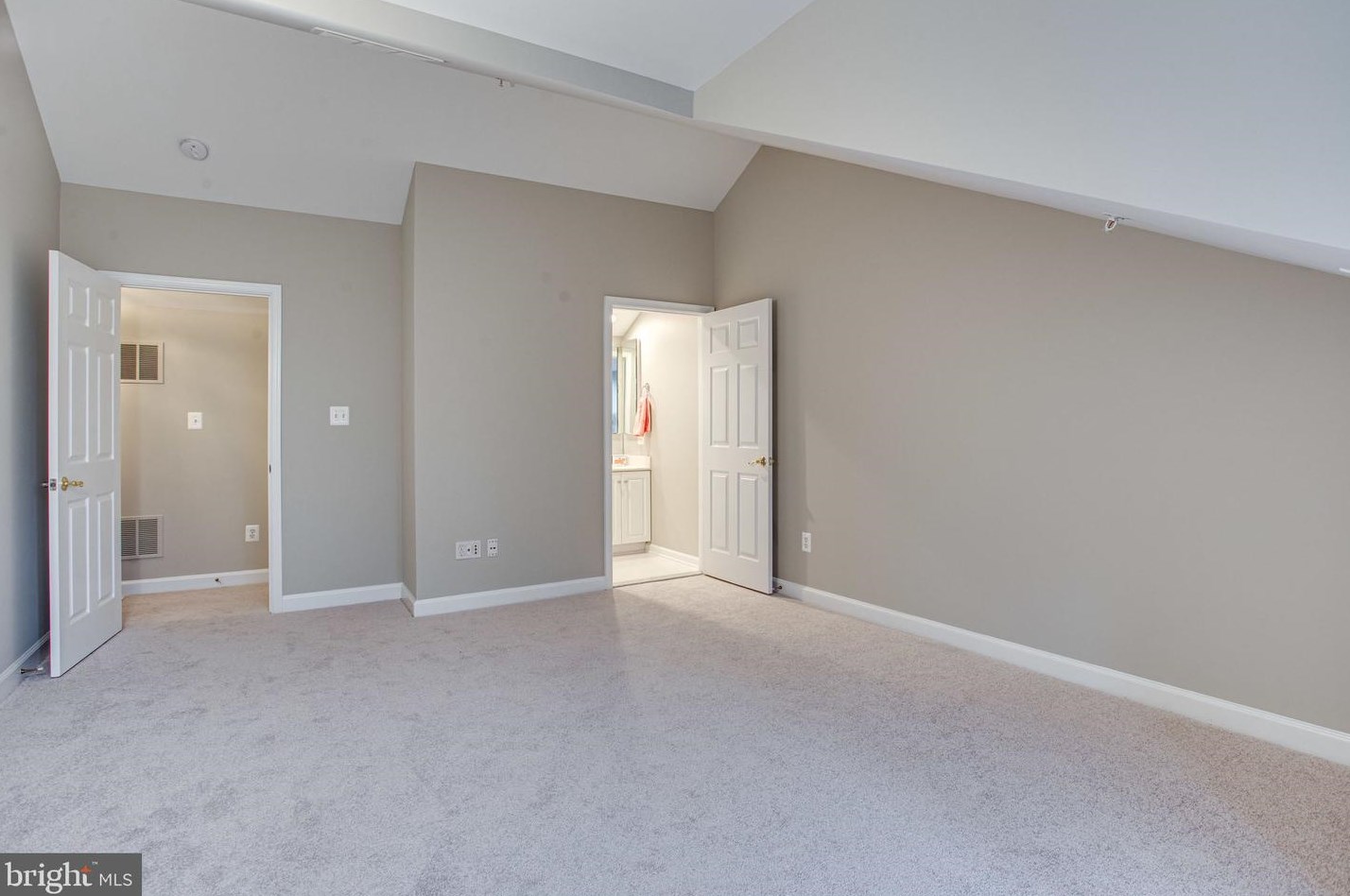 8896 Ashgrove House Ln, Vienna VA 22182-5550 exterior