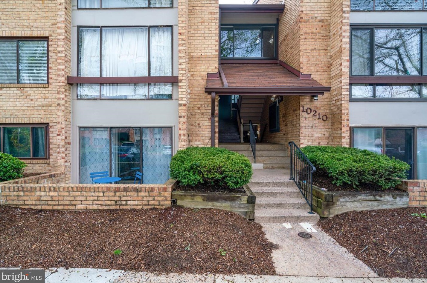 10210 Bushman Dr, Vienna VA  22124-2887 exterior
