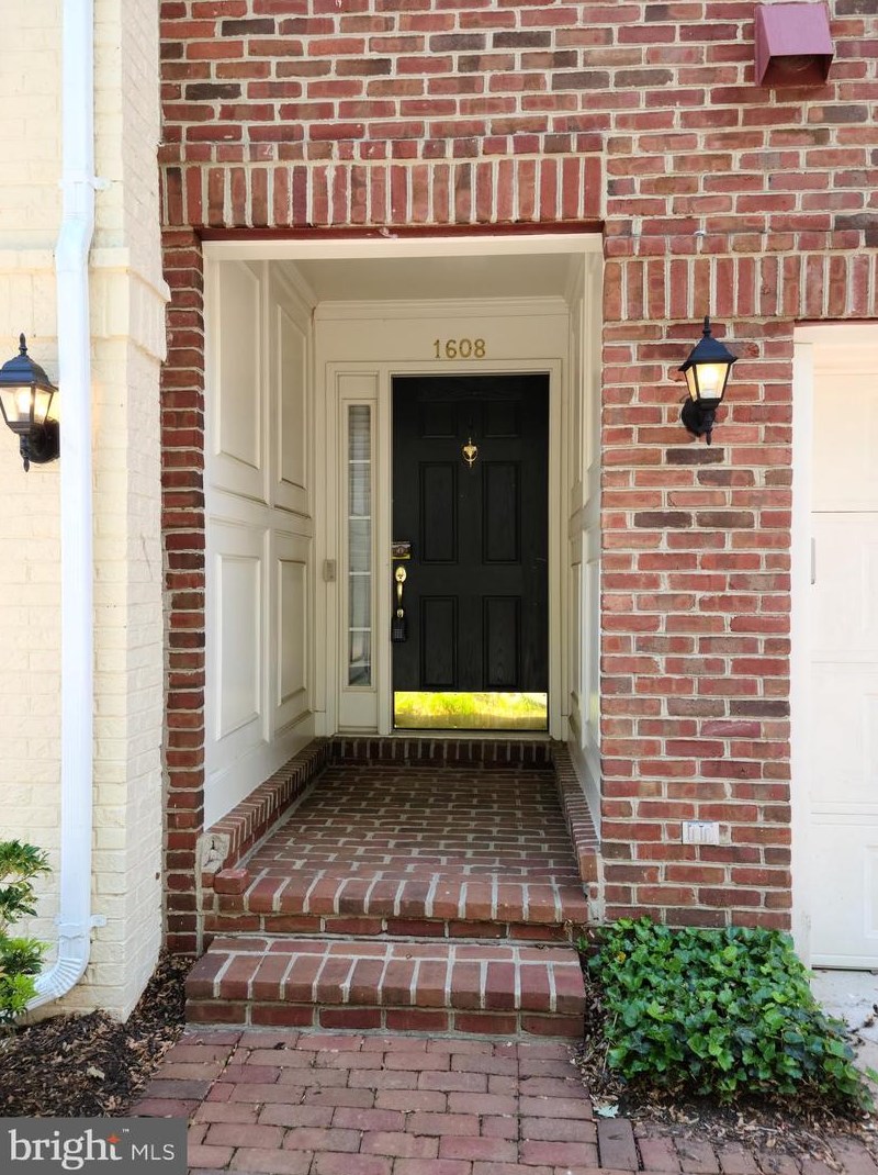 1608 Leeds Castle Dr, Vienna VA  22182-5509 exterior