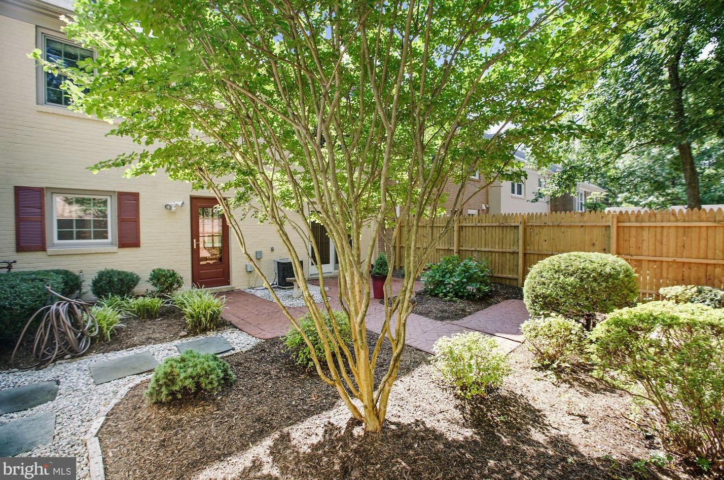 6002 Waterbury Ct, Springfield, VA 22152