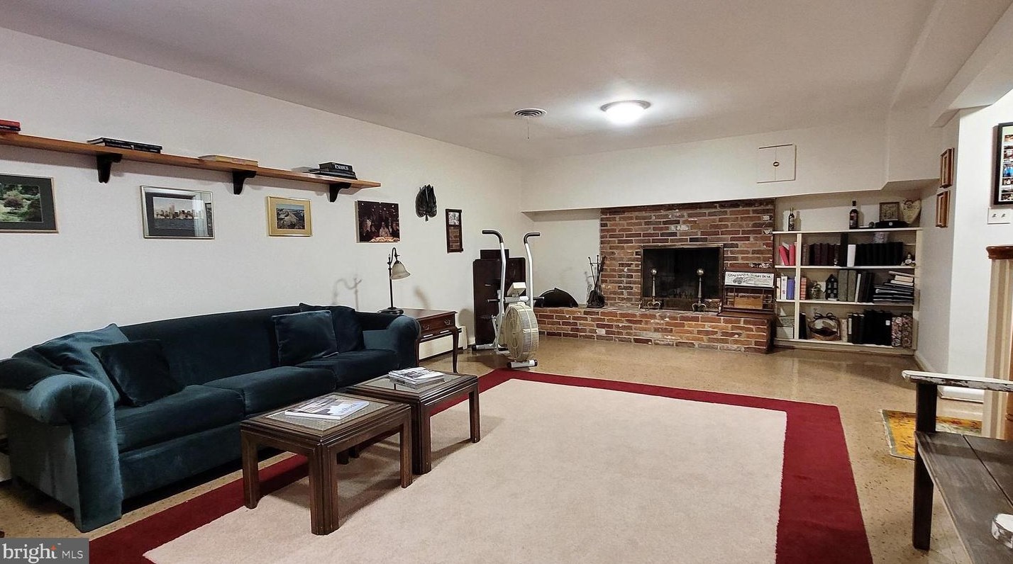 5036 Prestwick Dr, Fairfax VA 22030-4523 exterior