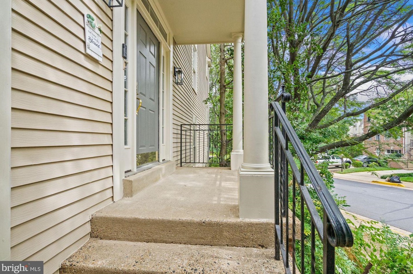 8100 Meadow Springs Ct, Vienna VA  22182-3772 exterior
