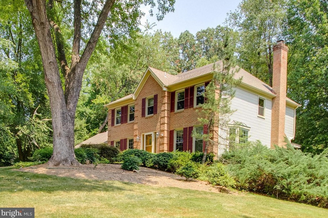 2825 Center Ridge Dr, Vienna VA  22124-1440 exterior