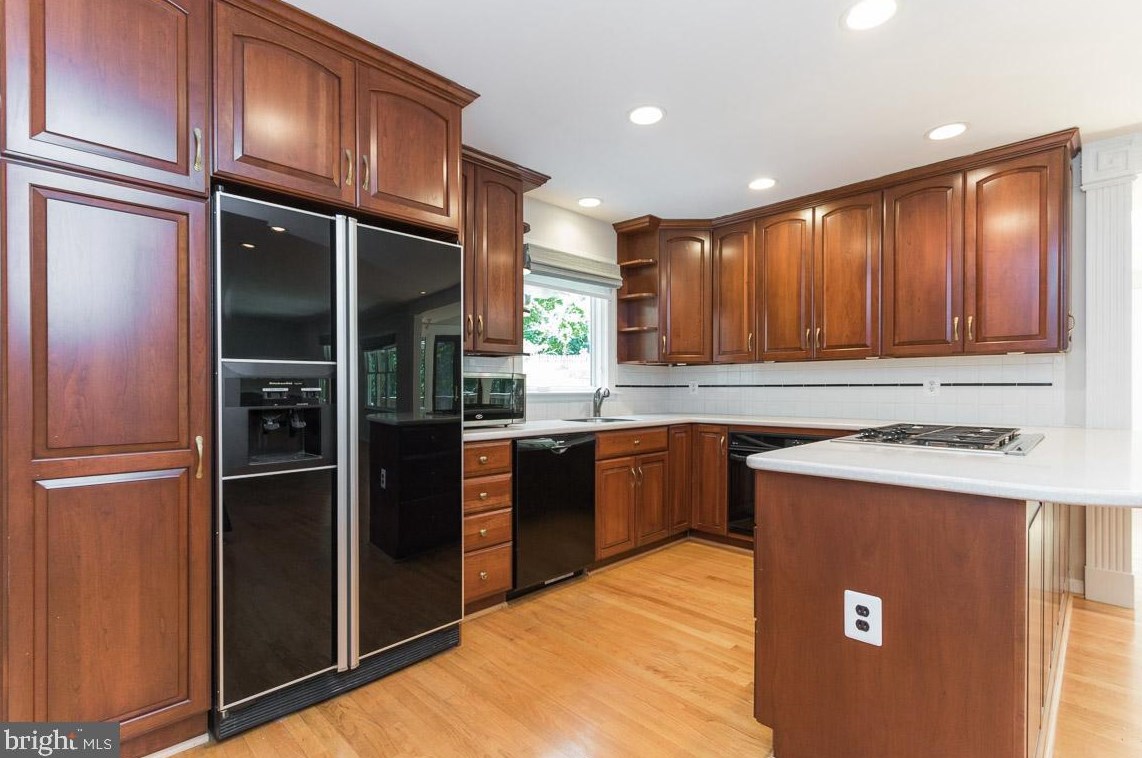 2825 Center Ridge Dr, Vienna VA  22124-1440 exterior