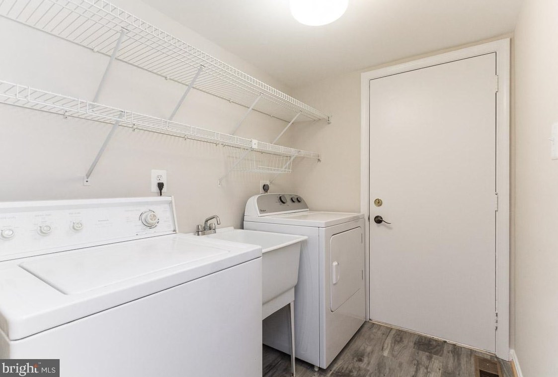 2825 Center Ridge Dr, Vienna VA  22124-1440 exterior