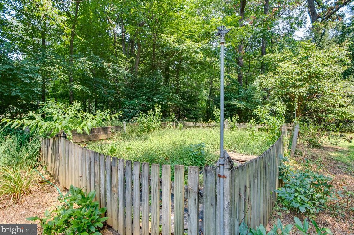 2825 Center Ridge Dr, Vienna VA  22124-1440 exterior