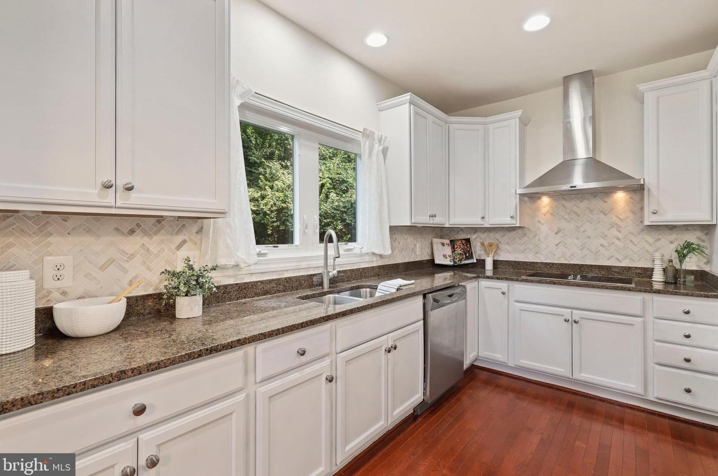 2626 Chain Bridge Rd, Vienna VA 22181-5379 exterior