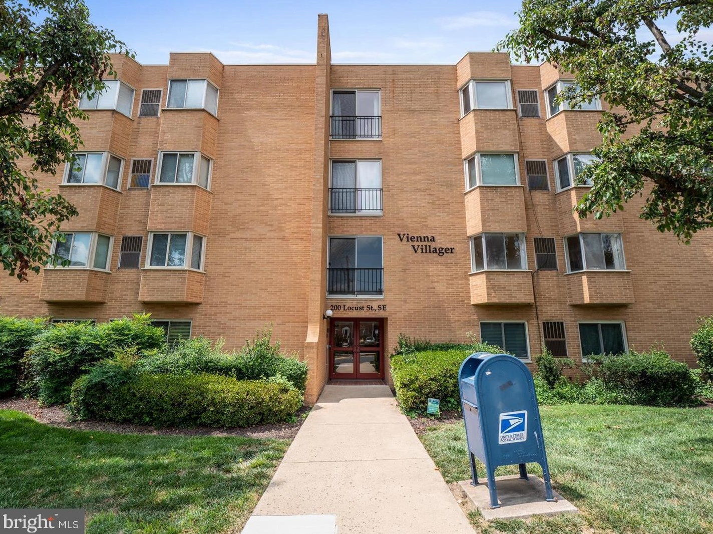 200 Locust St, Vienna VA  22180-4620 exterior