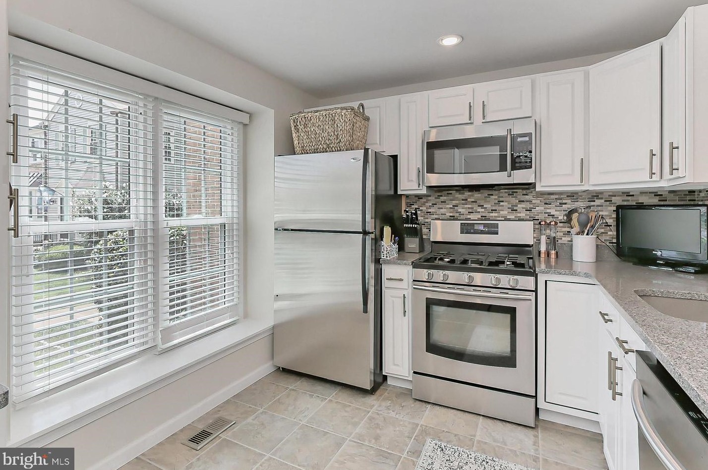 14442 Manassas Gap Ct, Centreville VA  20120-2870 exterior