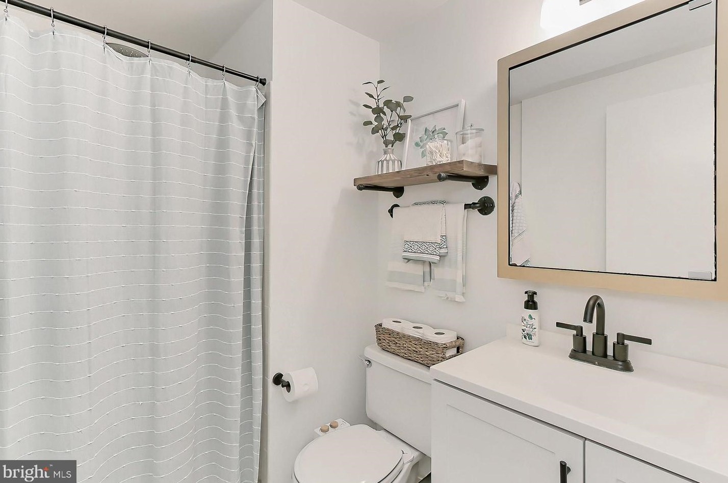 14442 Manassas Gap Ct, Centreville VA  20120-2870 exterior