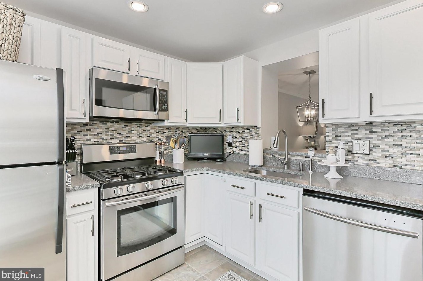 14442 Manassas Gap Ct, Centreville VA  20120-2870 exterior