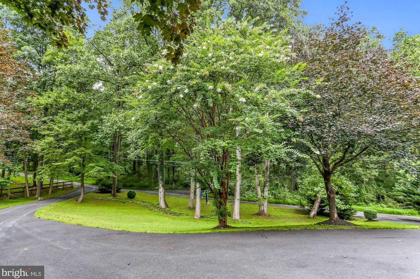 2033 Hunter Mill Rd, Vienna VA  22181-2836 exterior